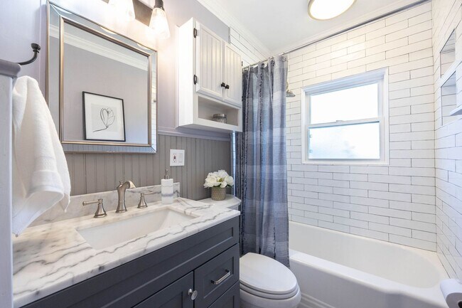 Building Photo - Stunning Single Family Home In Excellent L...