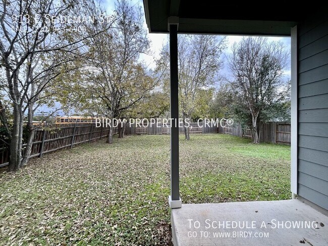 Building Photo - 913 E Seidemann St