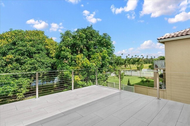 Building Photo - 2447 Country Golf Dr
