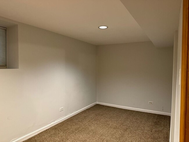 Building Photo - 923 W Fletcher St