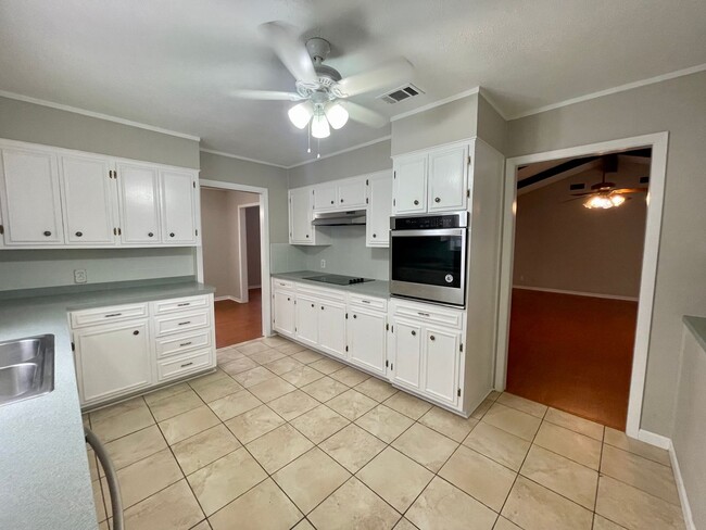 Building Photo - 6510 Daisy Dr
