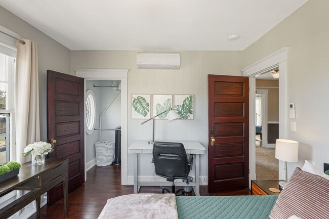 Building Photo - Fully furnished 5-bed, 3.5 bath home in hi...
