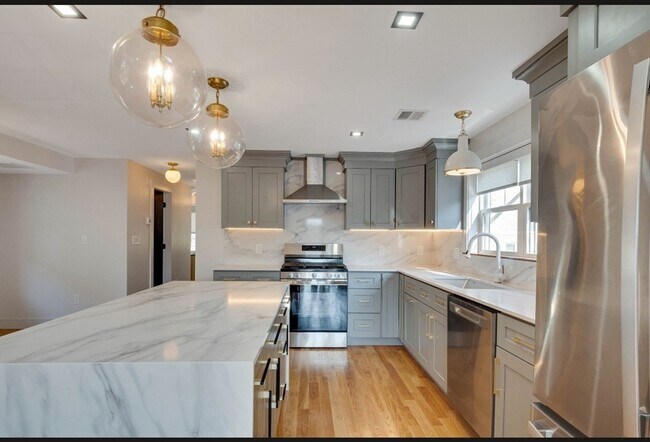 Building Photo - 85 Morton Ave