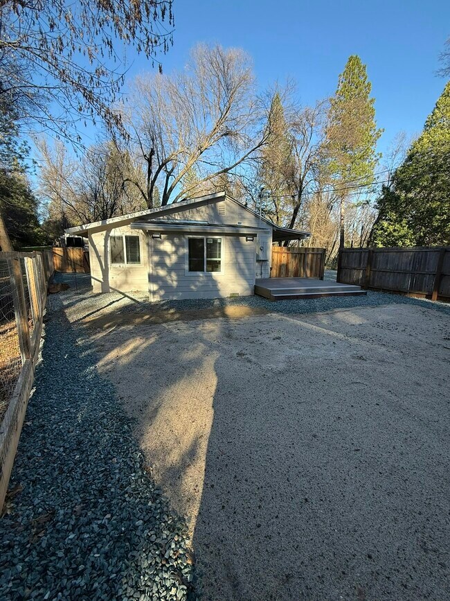 Building Photo - 204 Lambert Ln
