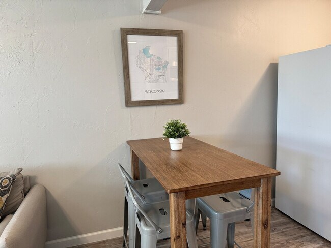 Building Photo - 826 W Weiland Ave