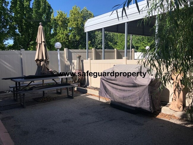 Building Photo - Charming Fully Furnished Bungalow in Millcreek