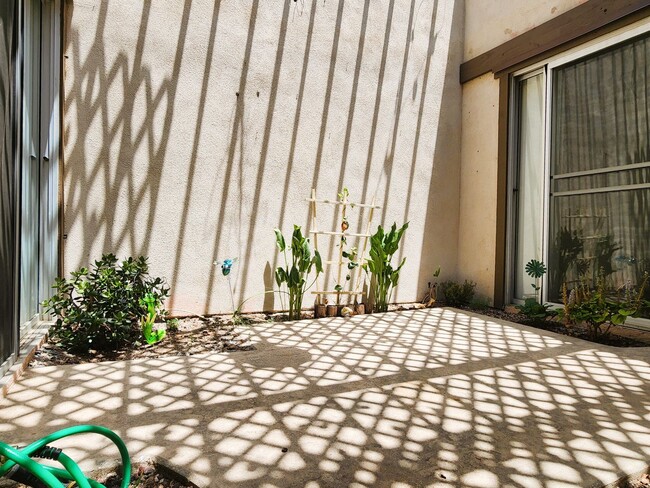 Building Photo - Rarely Available, Single-story, 2Bd 2Ba re...