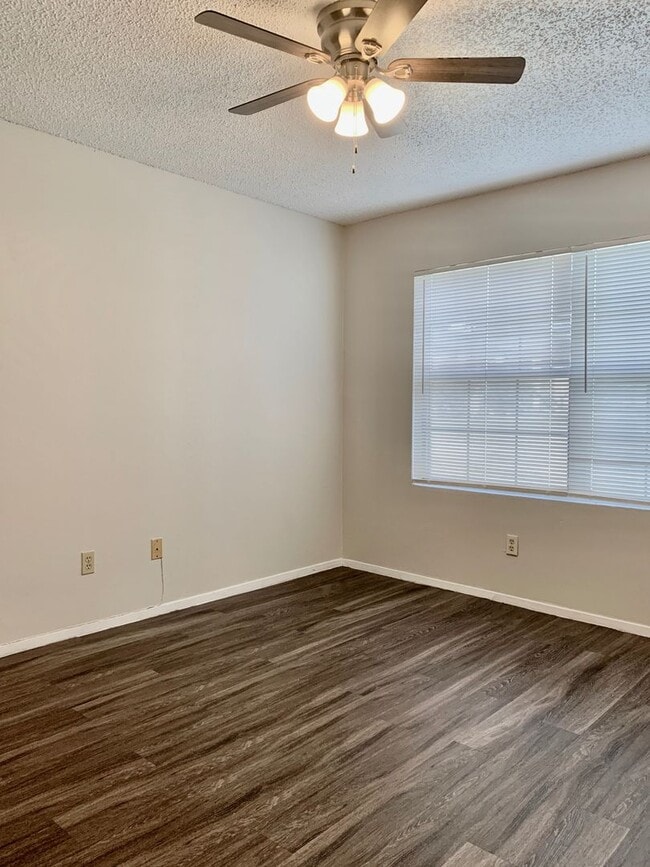 Building Photo - 2 Bedroom apartment w/ Washer and Dryer