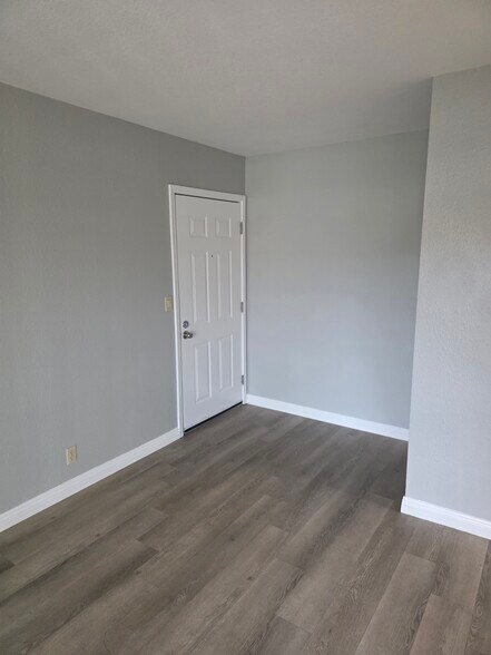 Building Photo - 5098 River Glen Dr