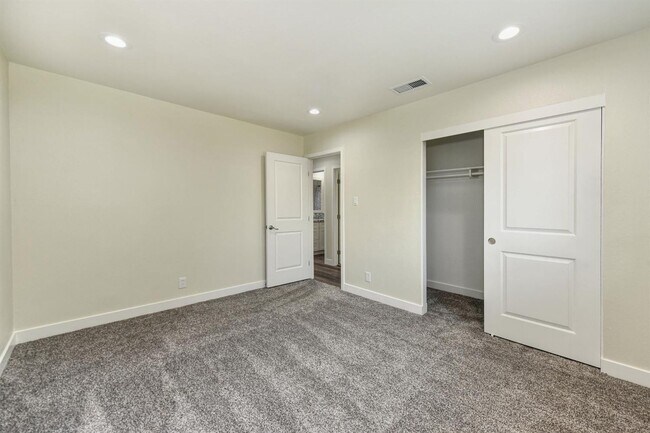 Building Photo - Near Mercy Hospital - Remodeled 4 Bdrm, 2 Bath