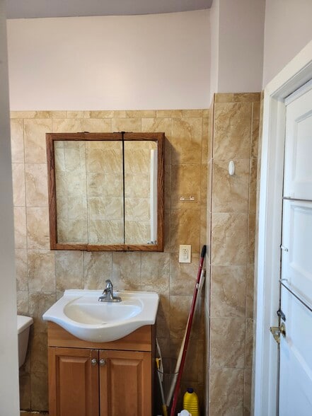 Bath - 70 Valentine St