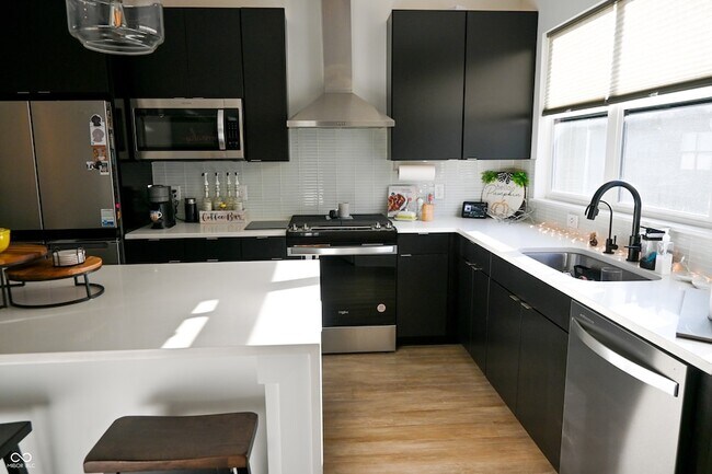 Building Photo - 1722 Alvord St