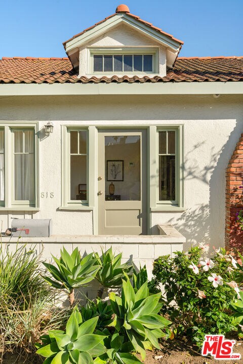 Building Photo - 818 Palms Blvd