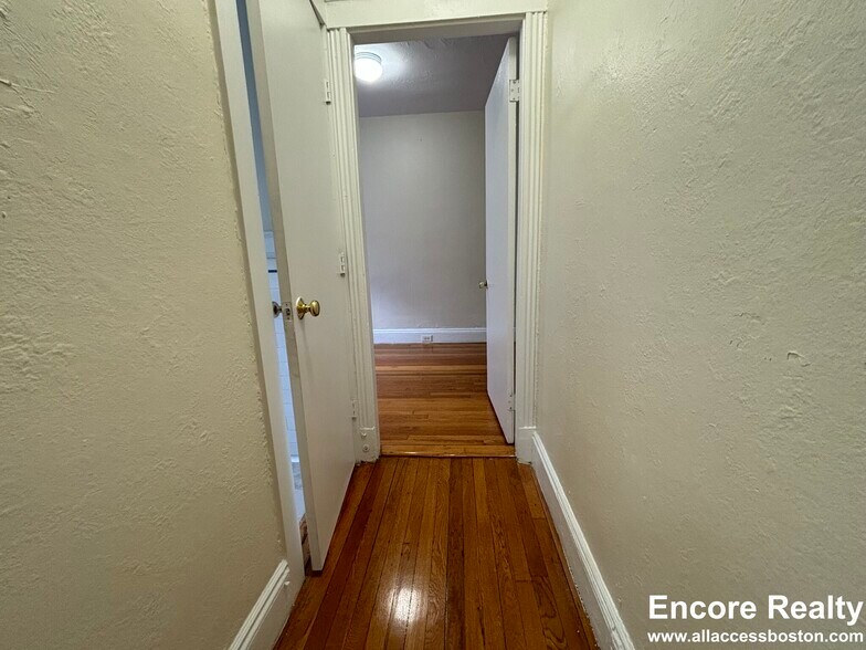 Building Photo - 425 Park Dr