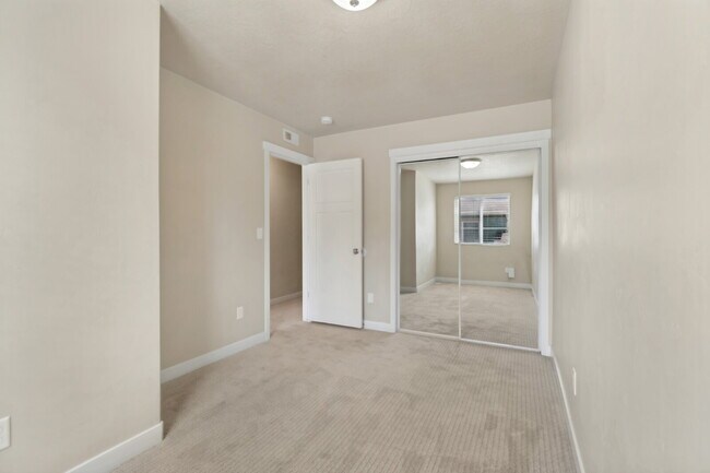 Building Photo - 3 Bed, 2.5 Bath Townhome in South Jordan – Solar-Powered, Low Utility Bills