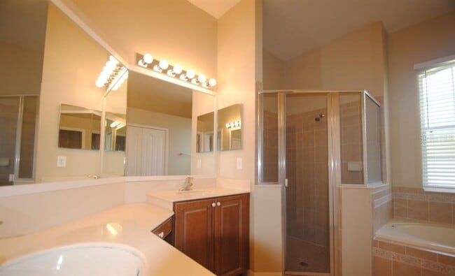 Building Photo - 2082 Onondaga Ln