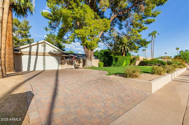Building Photo - 14425 N Coral Gables Dr