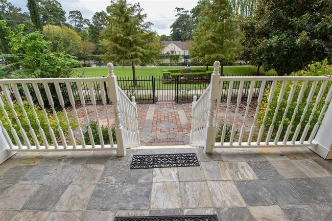 Building Photo - 815 Garden Rose Ln