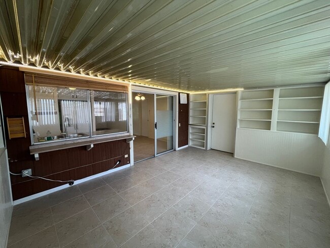 Building Photo - Spacious 3 bed 1 bath plus bonus room! Pet friendly with nice size back yard