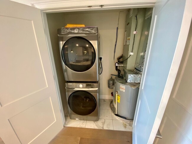 Building Photo - Apartment with Waterview in Downtown Wilmi...