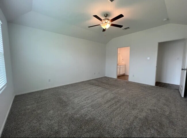 Building Photo - Modern 4-Bed, 2-Bath Retreat with Soaking ...