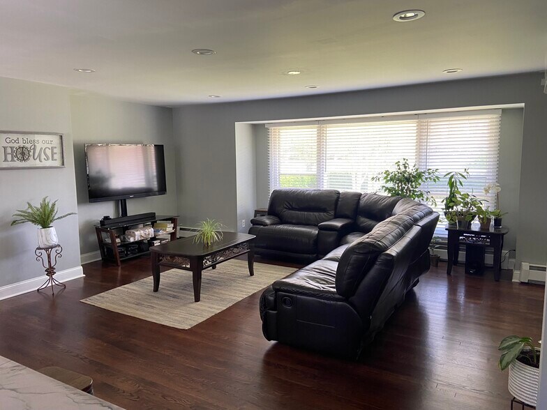 Main living room - 3300 Decker Pl
