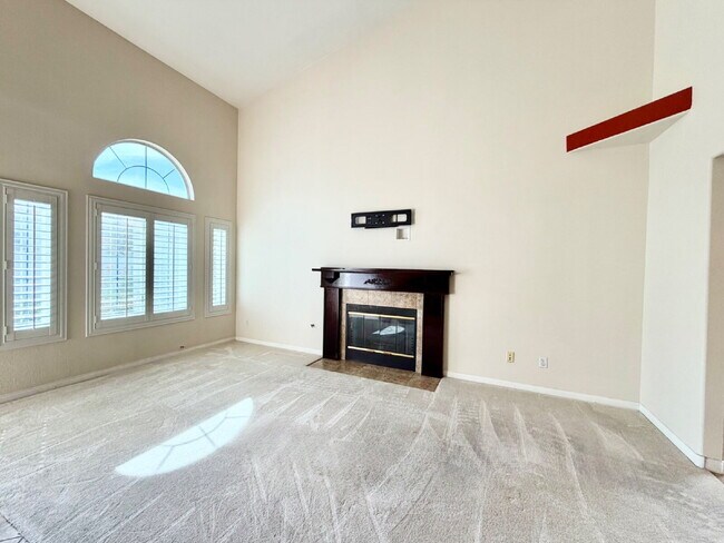 Building Photo - UPGRADED 2 BEDROOM TOWNHOME | SOLAR + PRIVATE YARD | SILVERADO RANCH / HENDERSON