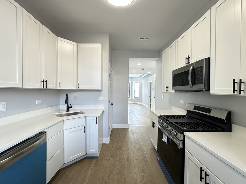 Building Photo - 3834 N Wilton Ave
