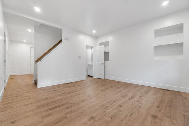 Building Photo - Beautifully renovated 4 bed, 2.5 bath, loc...