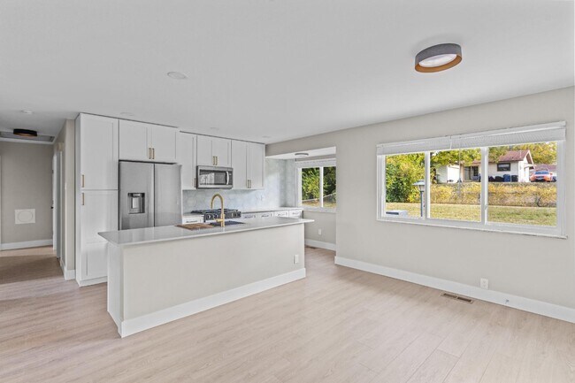 Building Photo - 2180 Glenoro Dr