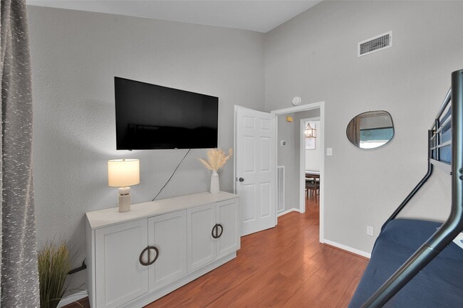 Building Photo - 39 Lakeview Village