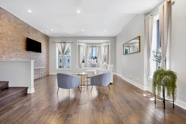 Building Photo - 3330 S Indiana Ave