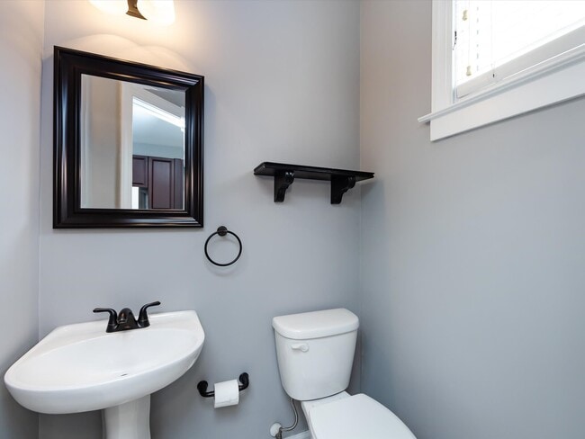 Building Photo - 4936 S Hill View Dr