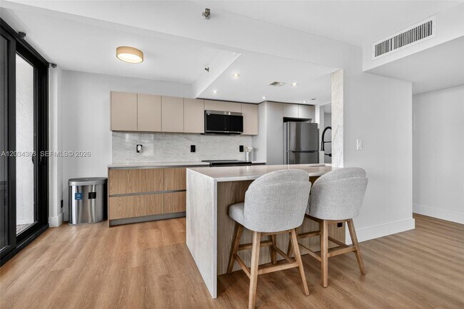 Building Photo - 2555 Collins Ave