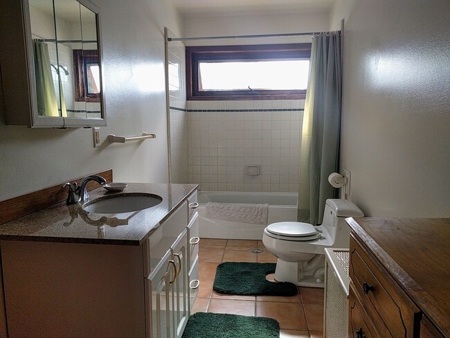 Building Photo - 4609 Vista Buena Rd