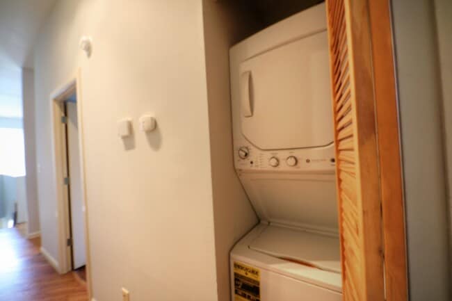 Building Photo - 2325 1/2 B Hickory St.