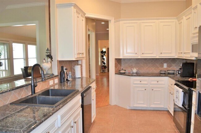 Building Photo - 3618 Country Club Blvd
