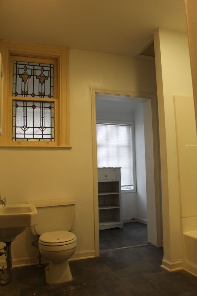 Building Photo - 1st floor apartment