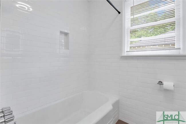Building Photo - 1305 E 71st St