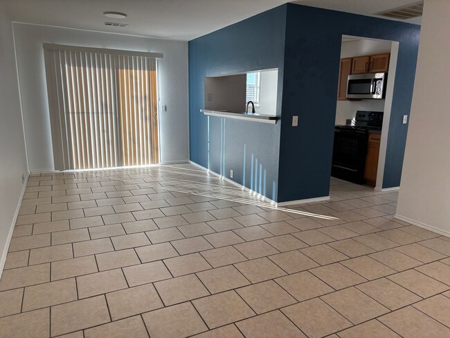 Building Photo - 3/2/2 Near Sherman High School!