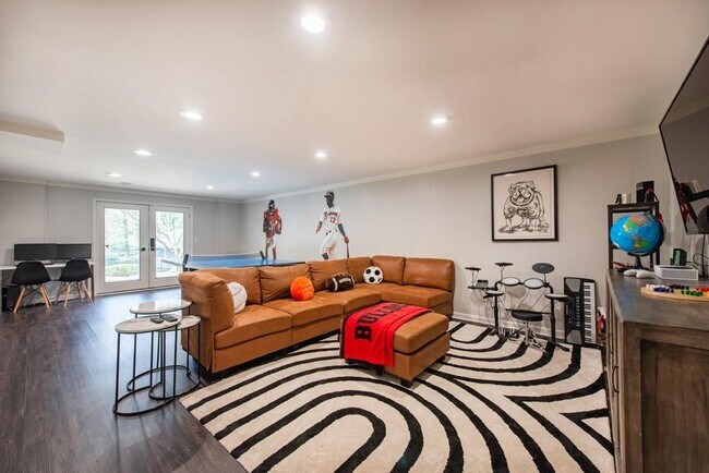 Building Photo - 3211 Circle Oaks Dr SE