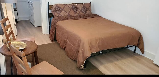 Building Photo - 905 New St