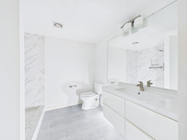 Building Photo - 5001 Woodway Dr