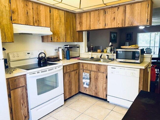 Building Photo - Fantastic 2br/2ba Furnished Annual Rental ...