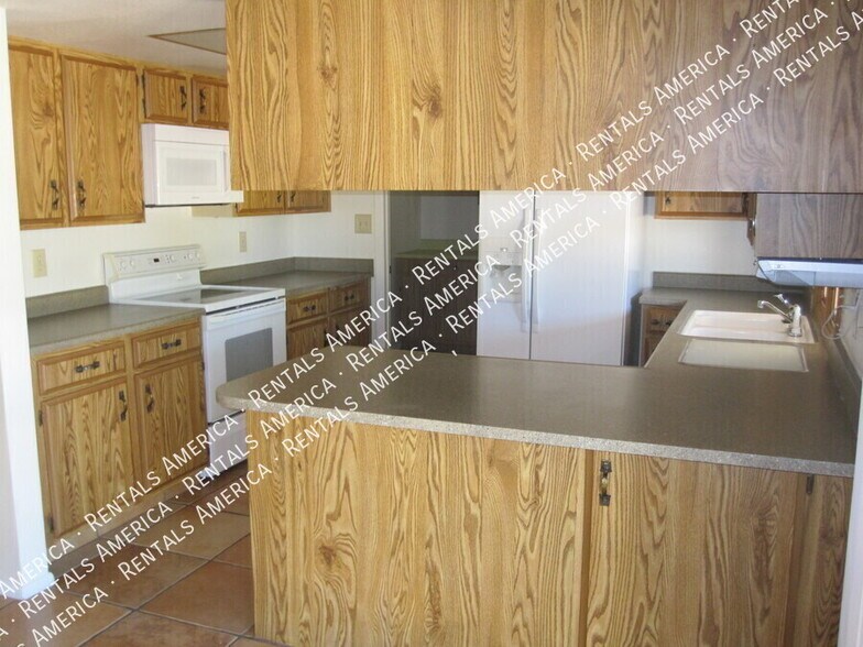 Building Photo - 1028 E Paradise Ln