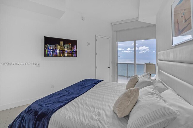 Building Photo - 15811 Collins Ave