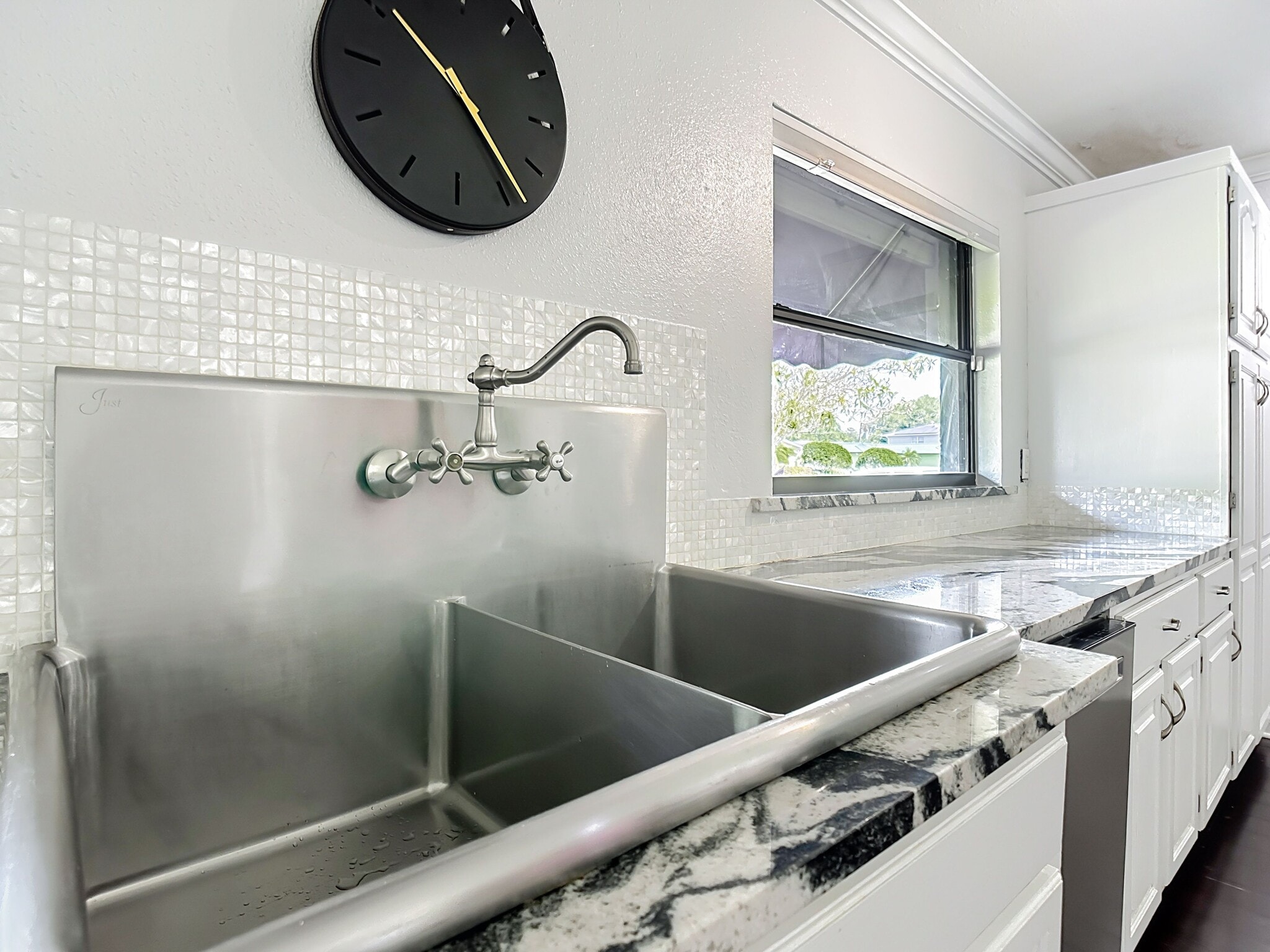 Large Kitchen sink - 3319 Florene Dr
