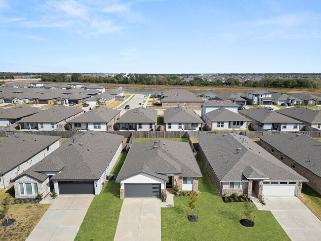 Building Photo - 6919 Fleetwood Crescent Wy