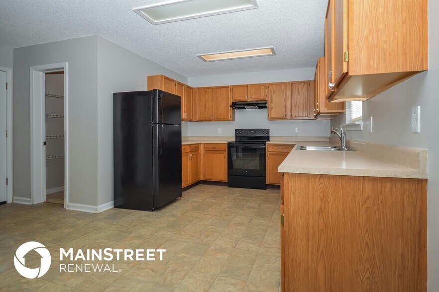 Building Photo - 2265 Shadowbrook Dr