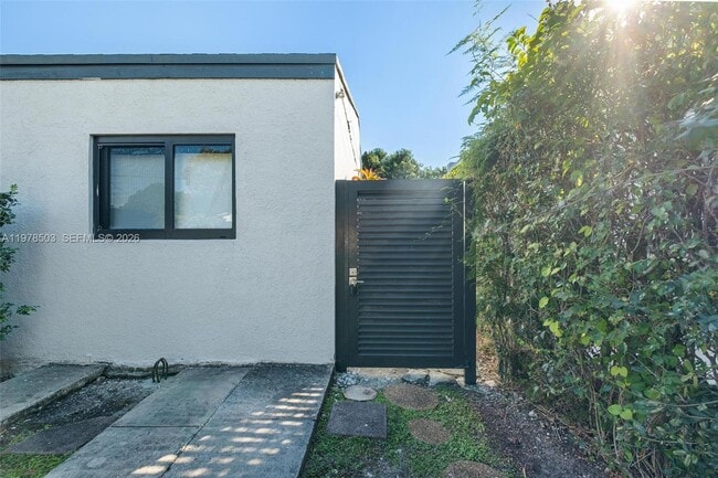 Building Photo - 2520 SW 20th St